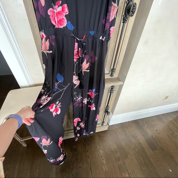 City Chic Plus Size Spring Lotus Jumpsuit
Plus size 20 - Picture 8 of 11